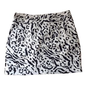 🚨 Navy blue and white skirt